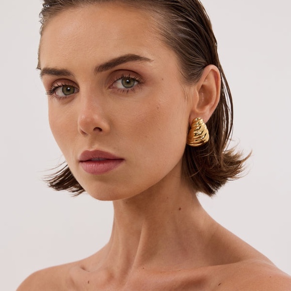 Heaven Mayhem Shell Gold Earrings. - Picture 3 of 4